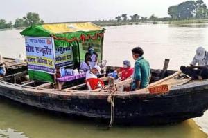 बाढ़ प्रभावित क्षेत्रों में बोट एंबुलेंस