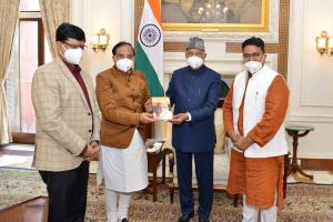 केंद्रीय मंत्री निशंक ने ‘मानवता के प्रणेता : महर्षि अरविंद’ की पहली प्रति राष्ट्रपति को भेंट