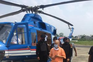 अयोध्या एयरपोर्ट पहुंचे सीएम योगी, प्रभारी मंत्री नीलकंठ तिवारी ने की अगवानी