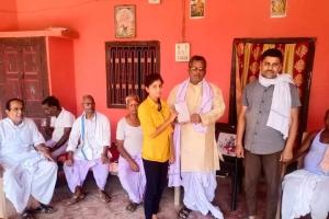 जिला टॉपर को पूर्व मुखिया कमल नारायण झा ने किया सम्मानित।