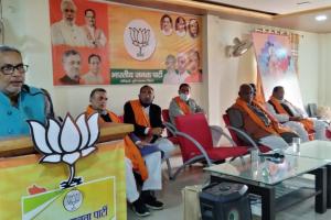 मोतिहारी भाजपा कार्यालय में सभी मंच-मोर्चों के प्रमुख को अंगवस्त्रम देकर किया गया सम्मानित