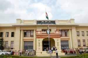 परंपरागत वेशभूषा में सदन पहुंचे कई विधायक