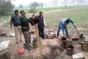 उत्पाद व बिहरा पुलिस ने संयुक्त छापेमारी कर बरामद शराब किया नष्ट