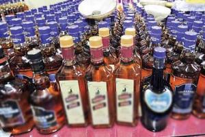 भूसा के बीच छुपाकर ले जाया जा रहा 410 कार्टन शराब लदा ट्रक जब्त