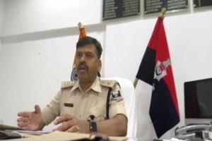 टिमटिमाती रौशनी में छात्रों को पढ़ाने लगे एसपी