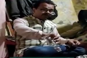 मदरसा अध्यक्ष के शराब पीने का वीडियो हुआ वायरल