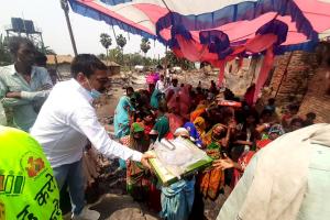 अग्नि पीड़ितों के बीच लोजपा प्रदेश महासचिव ने बांटी सहायता सामग्री