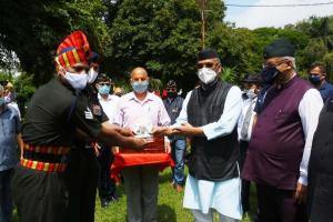 शहीद स्मारक पर पुष्प चक्र चढ़ाकर मुख्यमंत्री त्रिवेन्द्र ने किया करगिल युद्ध के शहीदों को नमन