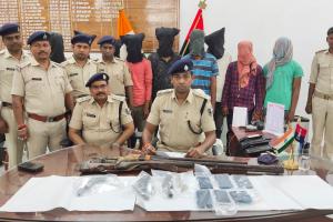 नौ अपराधी आधादर्जन आर्म्स और लूट के कई सामान के साथ गिरफ्तार 