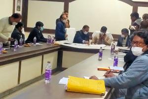 एम्स निर्माण के लिए जमीन हस्तांतरण पर हुई बैठक