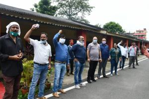 कांग्रेस का बिजली विभाग के अधिकारियों और केईआई कंपनी की लापरवाही के खिलाफ आंदोलन जारी