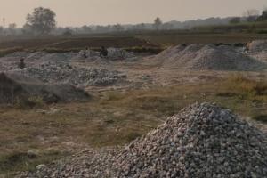 अधिकारियों के नाक के नीचे चल रहा है अवैध खनन