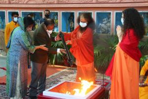 राष्ट्रीय सुरक्षा सलाहकार अजीत डोभाल ने परमार्थ निकेतन में गंगा आरती में हिस्सा लिया