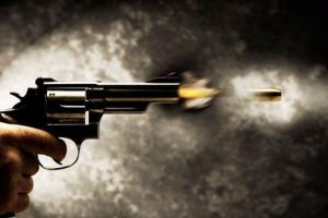 बाइक सवार अपराधियों ने विधायक के तीन करीबियों पर बरसाई गोलियां, एक की मौत