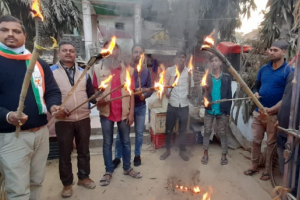 युवा कांग्रेस ने निकाला मशाल जुलूस
