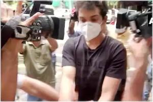 ईडी ने 18 घंटे पूछताछ के बाद आज सुबह रिया के भाई सौविक को छोड़ा