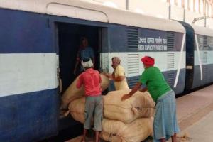 घर से कोच तक सामान पहुंचाएगा भारतीय रेलवे