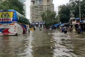 भारी बारिश से मुंबई में जनजीवन अस्त-व्यस्त, सड़क और रेल यातायात पर बुरा असर