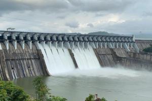 नर्मदा बांध से तीन लाख क्यूसेक पानी छोड़ा, नदी किनारे गांवों के लिए अलर्ट जारी