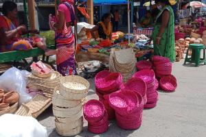 तीज और चौठचन्द्र को लेकर पूजा एवं सुहाग सामग्री से सजा बाजार