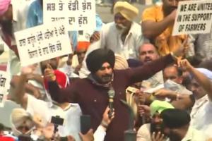किसानों के समर्थन में सड़क पर उतरे नवजोत सिद्धू