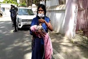 हाय रे सुशासन… गोद में बच्चे को लेकर ऑक्सीजन सिलेंडर के साथ एक्स-रे के लिए दौड़ती रही मां, नहीं मिला स्ट्रेचर