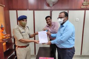 कैम्प निर्माण हेतु एसएसबी अधिकारी को अधिगृहित-भू-दखल-पत्र