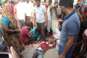 ट्रक की टक्कर से मोटरसाइकिल सवार महिला की मौत, बेटा घायल