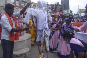 दरभंगा में आशा कार्यकर्ताओं ने स्वास्थ्य मंत्री का पुतला फूंका