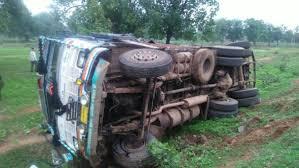 छपरा में अनियंत्रित कार को बचाने में खाई में गिरी ट्रक, मची अफरा तफरी