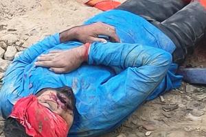 नकरदेई थाने में मृतक के शव को देखने के लिए उमड़ी भीड़। घटना स्थल पर पड़ा मृतक का शव।