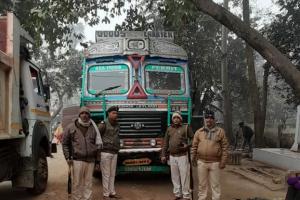 ओवरलोड बालू से लदे ट्रक को अंचलाधिकारी और थाना अध्यक्ष ने पकड़ा