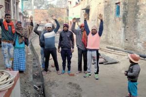 वार्ड संख्या 26 में हो रहे नाला निर्माण में अनियमितता को देख भड़के  मुहल्लावासी