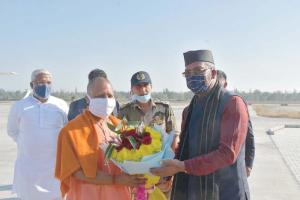 योगी आदित्यनाथ का जॉलीग्रांट में मुख्यमंत्री त्रिवेन्द्र ने किया स्वागत