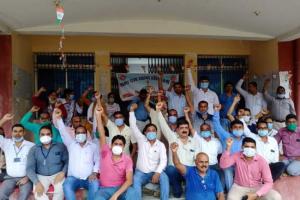 अपनी मांगों के समर्थन में संविदा कर्मी अनिश्चितकालीन हड़ताल पर