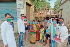 सदर अस्पताल में सुरक्षाकर्मियों, सफाईकर्मियों एवं स्वास्थ्यकर्मियों के बीच मास्क का वितरण