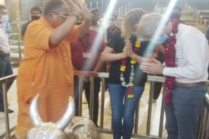 फ्रांस के राजदूत इमैनुएल लेनिन ने पत्नी के साथ किया भगवान महाकाल के दर्शन