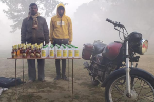 बाइक के साथ दो शराब तस्कर गिरफ्तार