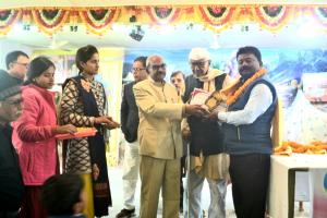 बिना अनुमति ‘पत्रकार सम्मान सूची’ में नाम देना गलत: चंद्रभूषण