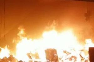 पश्चिम चंपारण मे अगलगी से कबाड़ दुकान जलकर राख     