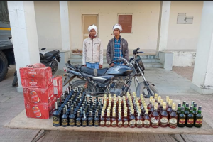 अठमोहान बीओपी ने भारी मात्रा में अंग्रेजी शराब के साथ तस्कर को किया गिरफतार।