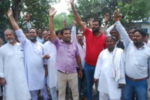 राबड़ी देवी के आवास के बाहर राजद कार्यकर्ताओं ने की नारेबाजी