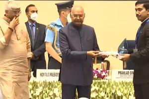 डीएम शीर्षत कपिल अशोक को राष्ट्रपति ने किया सम्मानित