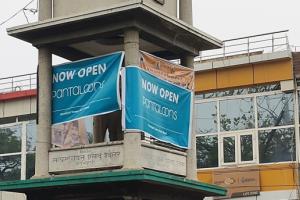 पैंटलून्स कंपनी ने गांधी प्रतिमा को किया अपमानित, नगर निगम अधिकारी मूकदर्शक