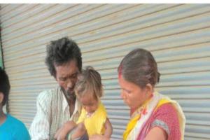 चार हाथ और चार पैर की अद्भूत बच्ची, मां-पिता भी दिव्यांग