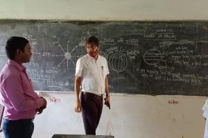 डीईओ ने ली बच्चों की क्लास, दिए सिखने की क्षमता तेजी से विकसित करने के टिप्स और जानिए क्या बोले…