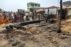 आदापुर में लगी भीषण आग, लाखों रूपए की संपति जलकर खाक, 23 मवेशी मरे