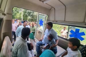 हृदय रोग से पीड़ित बच्चें अहमदाबाद रवाना, डीएम ने दिखाई हरी झंडी