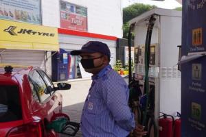 पेट्रोल-डीजल का दाम स्थिर, कच्चा तेल 124 डॉलर प्रति बैरल के करीब