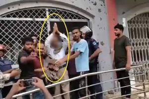 बांग्लादेश में हिंदू शिक्षक को पहनाई जूतों की माला, तमाशा देखती रही पुलिस